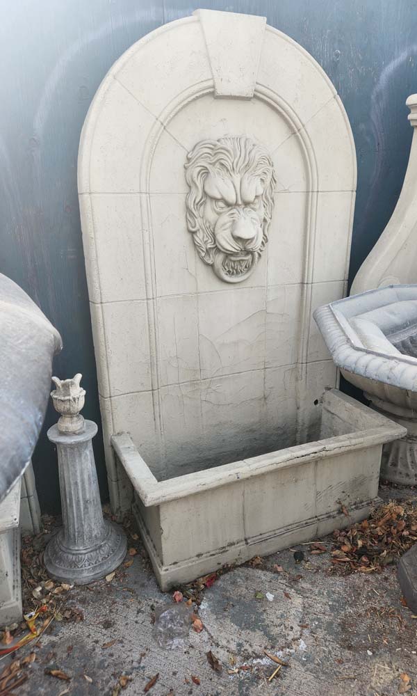 Lion head modern wall fountain