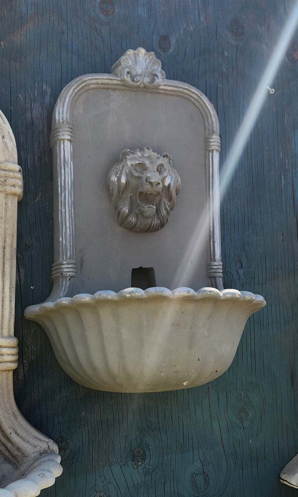 Small lion head wall fountain