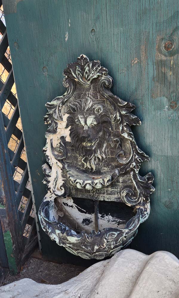 Small lion head wall fountain