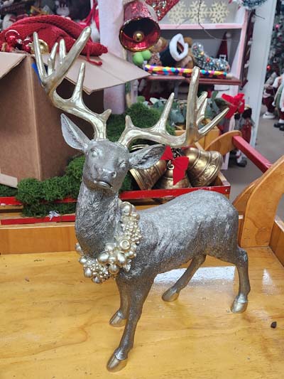 Reindeer with wreaths 20